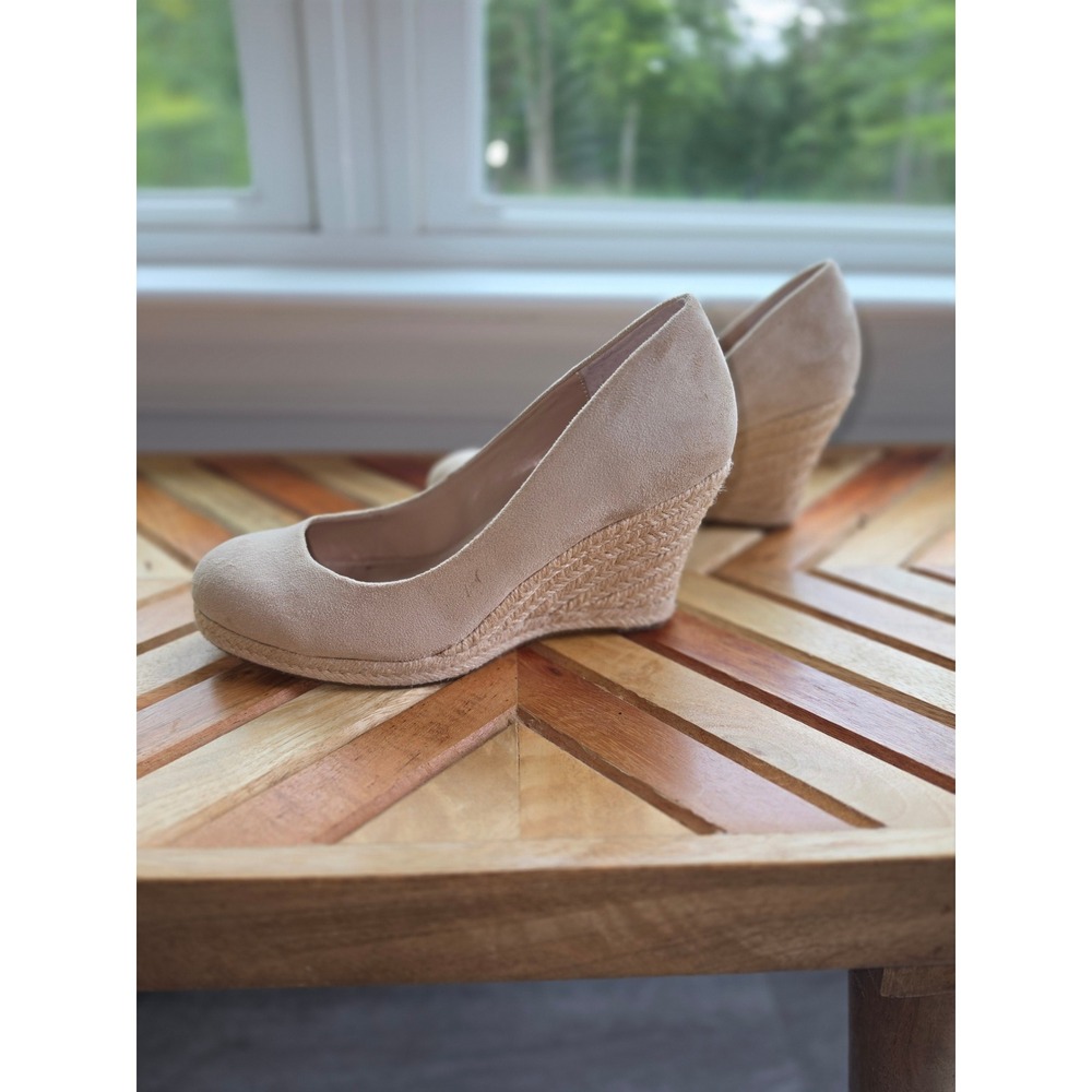 Charles by Charles David Beige Suede Espadrille Wedge Pumps Round Toe size 6